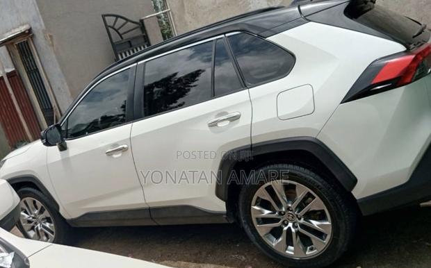 Toyota RAV4 2021 White