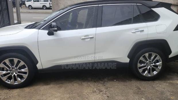 Toyota RAV4 2021 White