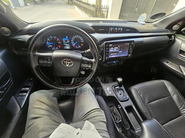 Toyota Hilux 2022 Black
