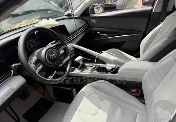 Hyundai Avante 2021 Black