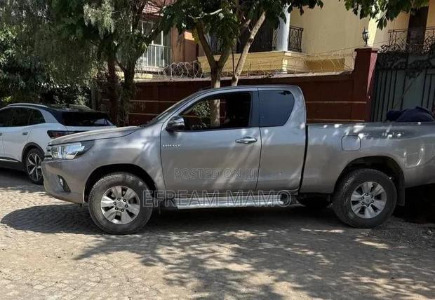 Toyota Hilux 2017 Gray