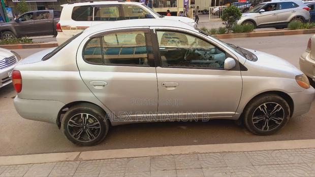 Toyota Platz 2001 Silver