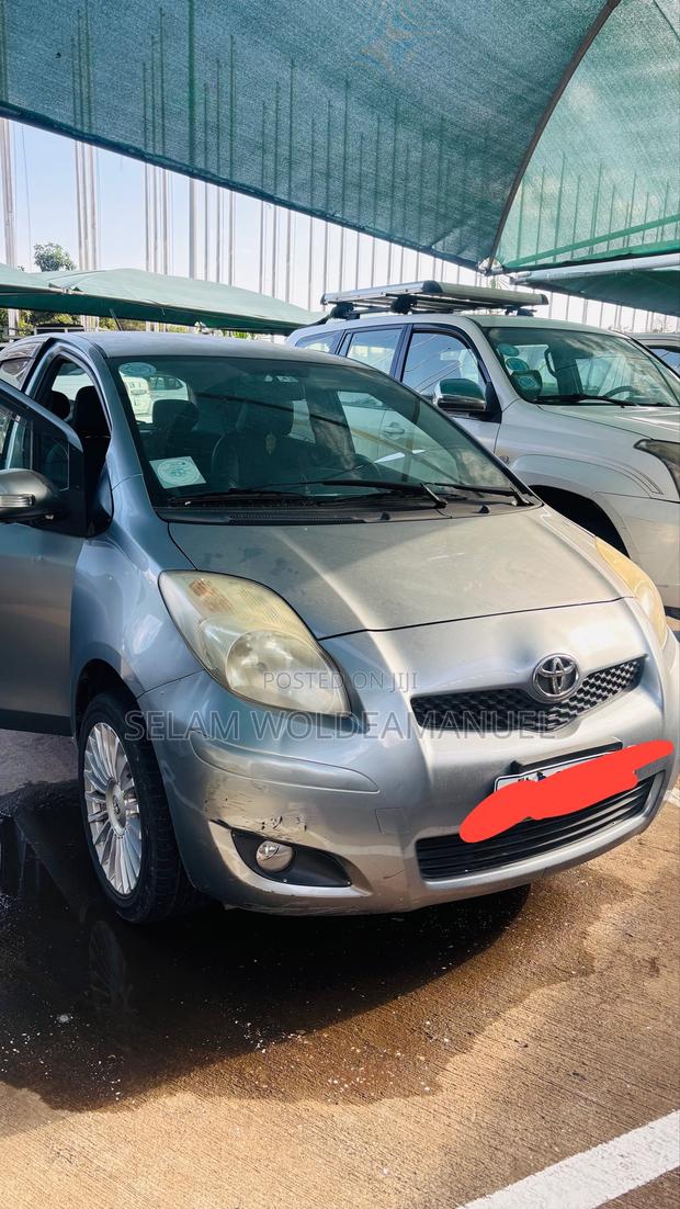 Toyota Yaris 2010 Gray