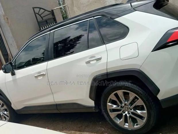 Toyota RAV4 2021 White