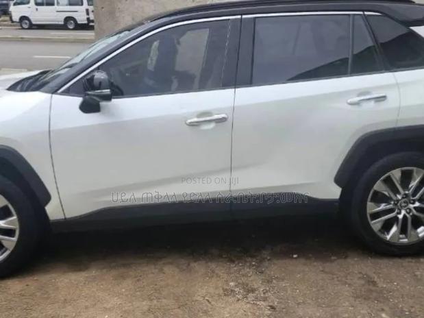 Toyota RAV4 2021 White