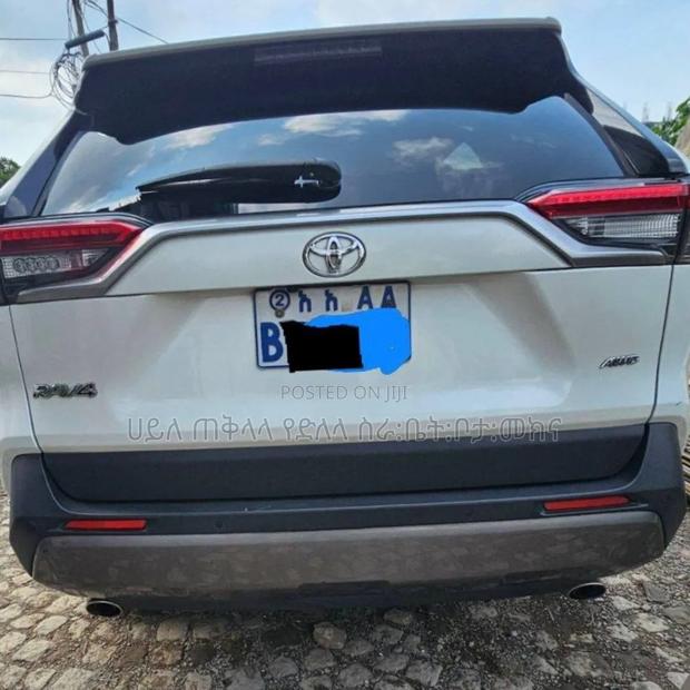Toyota RAV4 2021 White