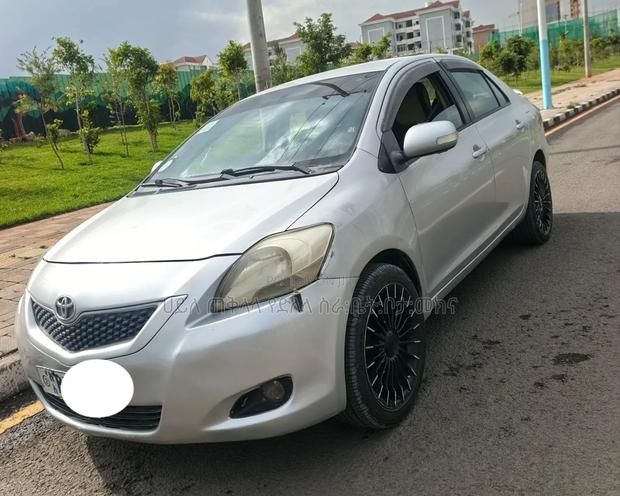 Toyota Yaris 2010 Silver