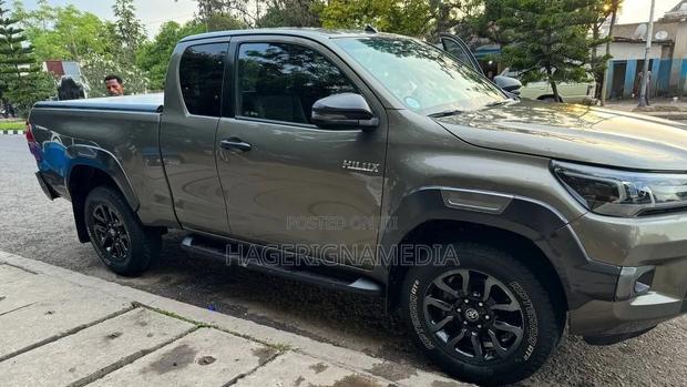 Toyota Hilux 2021 Gray