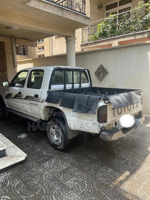 Toyota Hilux 2003 White