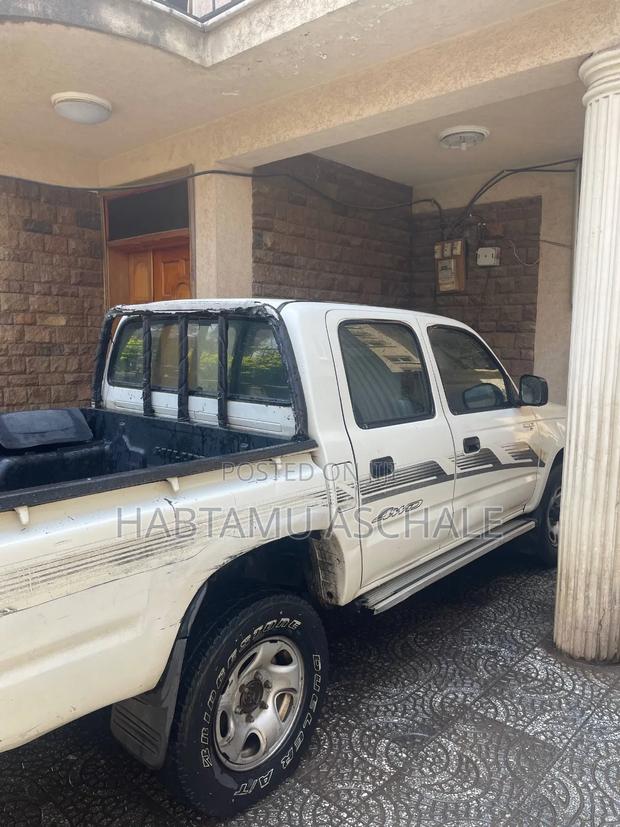 Toyota Hilux 2003 White