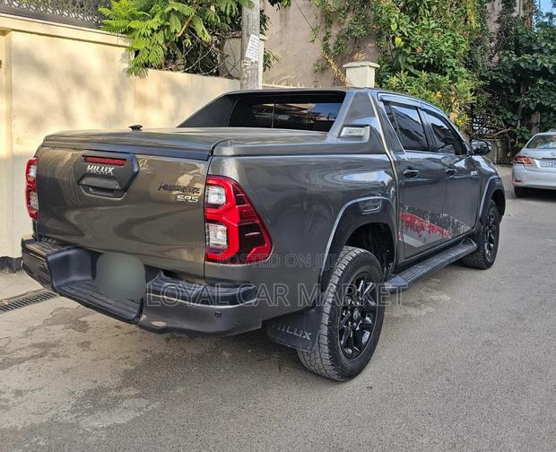 Toyota Hilux 2022 Gray