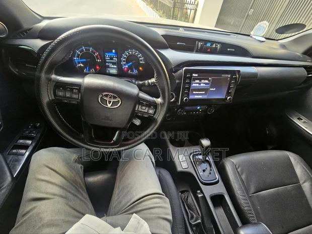Toyota Hilux 2022 Gray