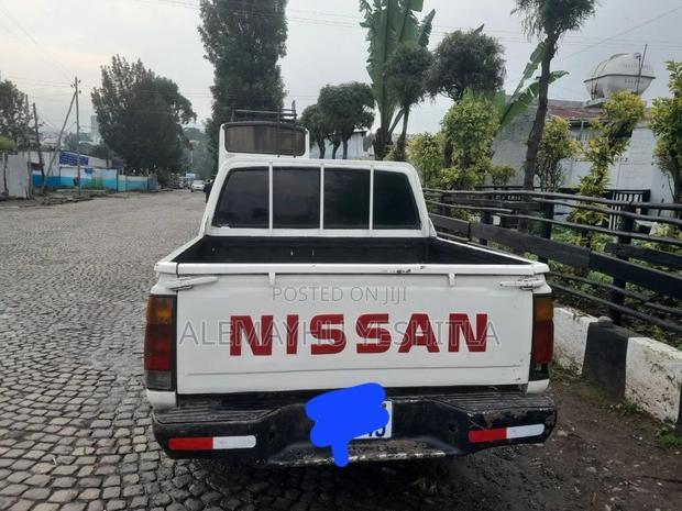 Nissan Pick-Up 1989 White