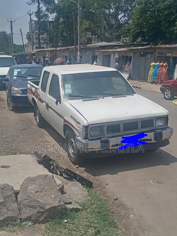Nissan Pick-Up 1989 White