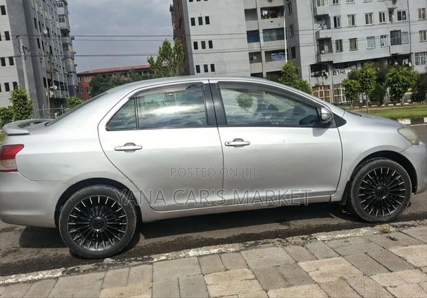 Toyota Belta 2010 Silver