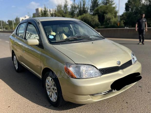 Toyota Platz 2001 Gold