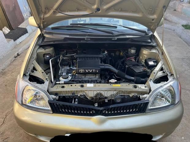 Toyota Platz 2001 Gold