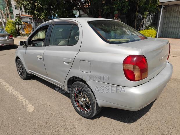 Toyota Platz 2001 Silver