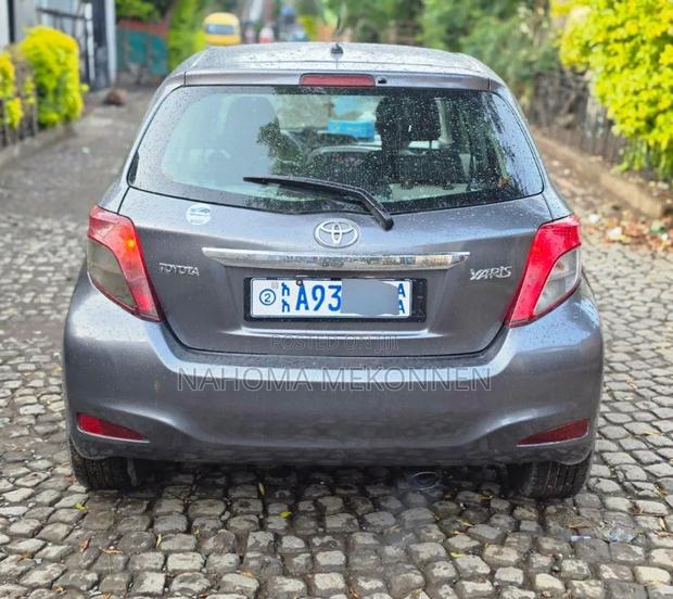 Toyota Yaris 2011 Gray