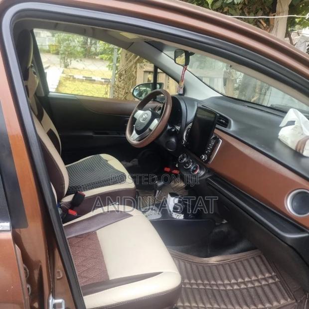 Toyota Yaris Base Hatchback 5dr 2011 Brown