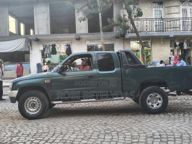 Toyota Hilux 2000 Green