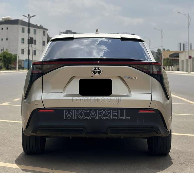 Toyota bZ4X 71.4 kWh FWD 2023 Gold