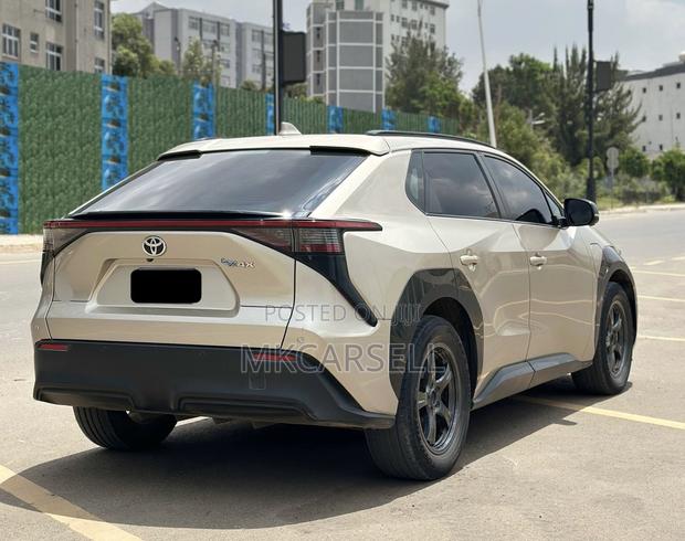 Toyota bZ4X 71.4 kWh FWD 2023 Gold