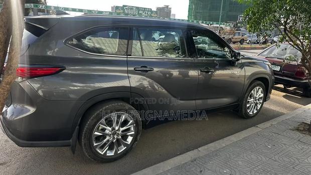 Toyota Highlander 2023 Gray