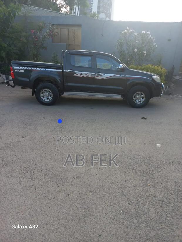 Toyota Hilux 2014 Black