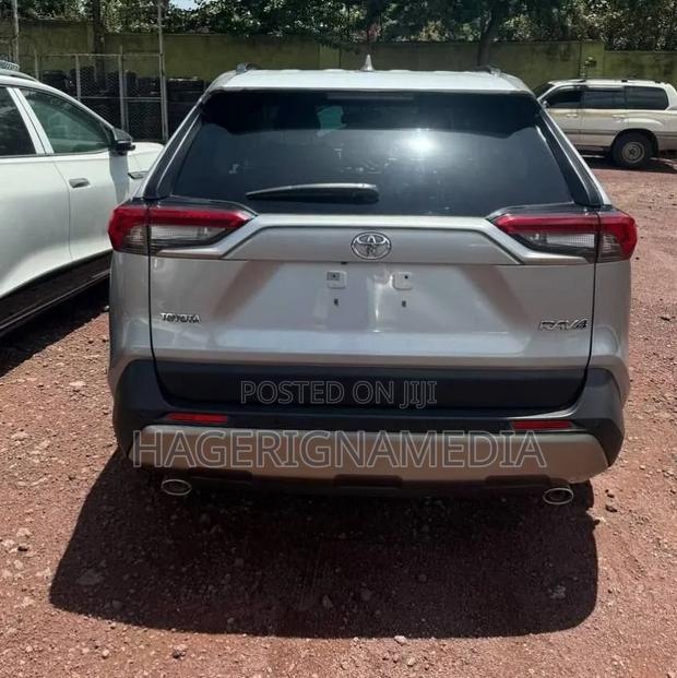 Toyota RAV4 2022 Silver
