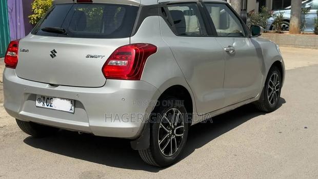 Suzuki Swift 2022 Silver