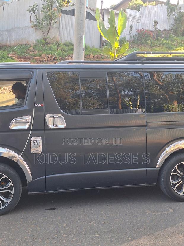 Toyota HiAce 220 2007 Black