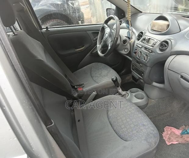 Toyota Vitz 2002 Silver