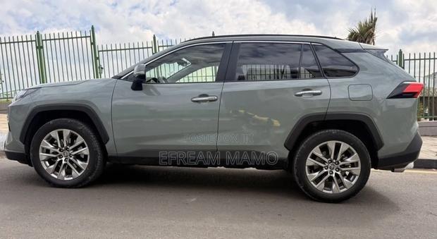 Toyota RAV4 2023 Gray
