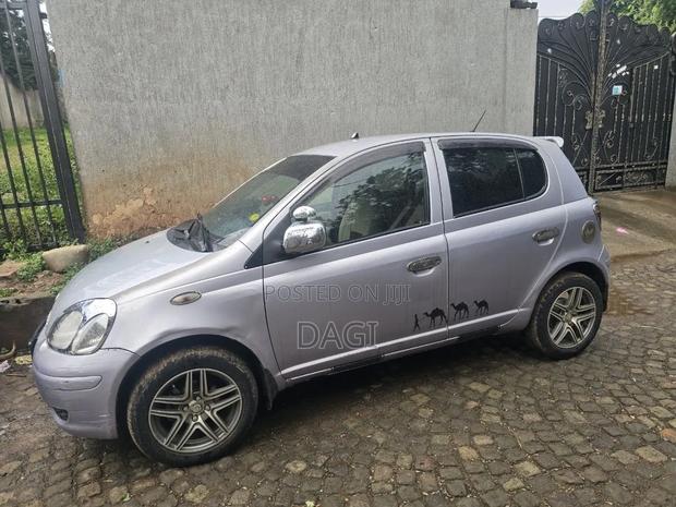 Toyota Vitz 2004 Silver