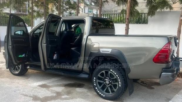 Toyota Hilux 2021 Pink