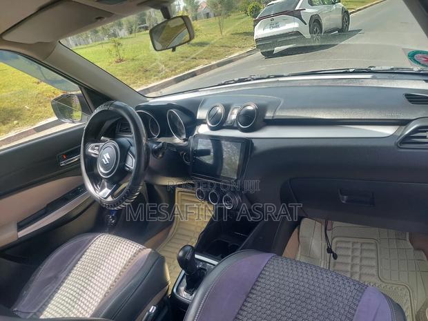 Suzuki Swift 2022 Silver