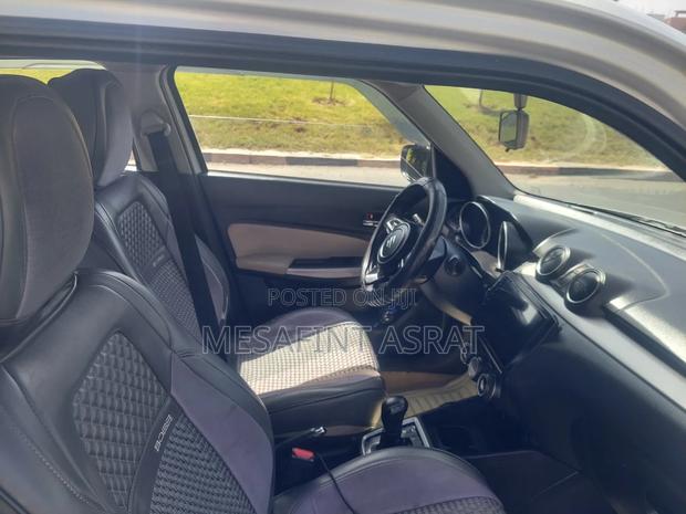 Suzuki Swift 2022 Silver