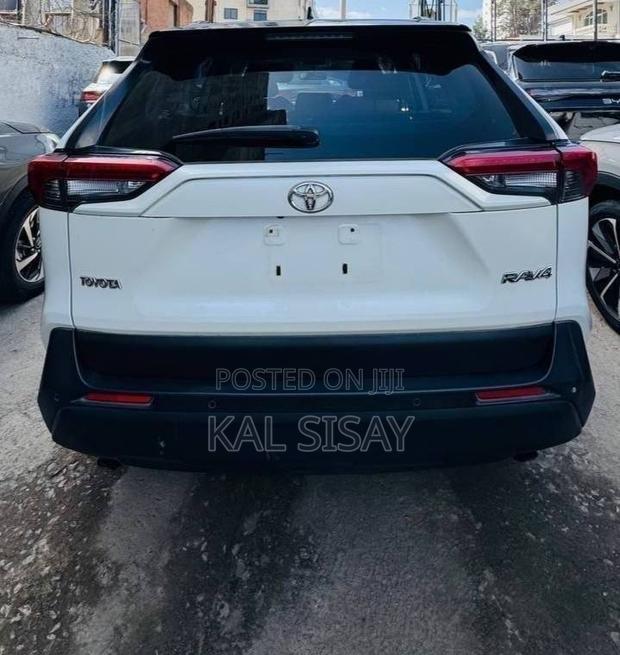 Toyota RAV4 2022 White
