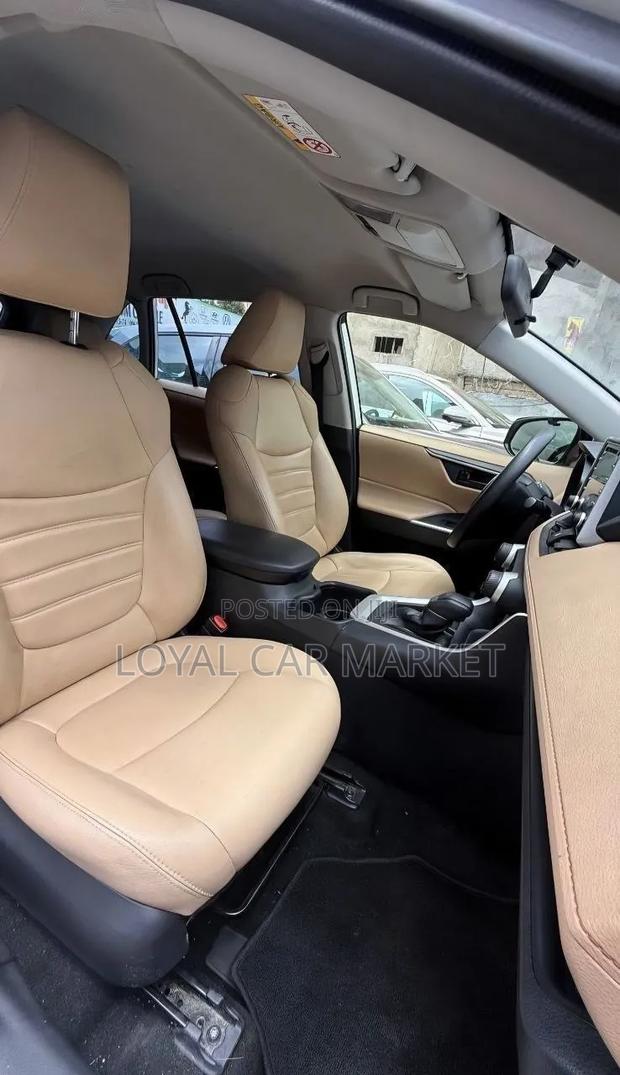 Toyota RAV4 2022 White