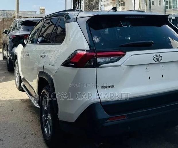 Toyota RAV4 2022 White