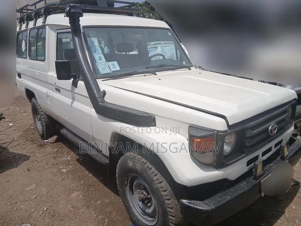 Toyota Land Cruiser 2005 White
