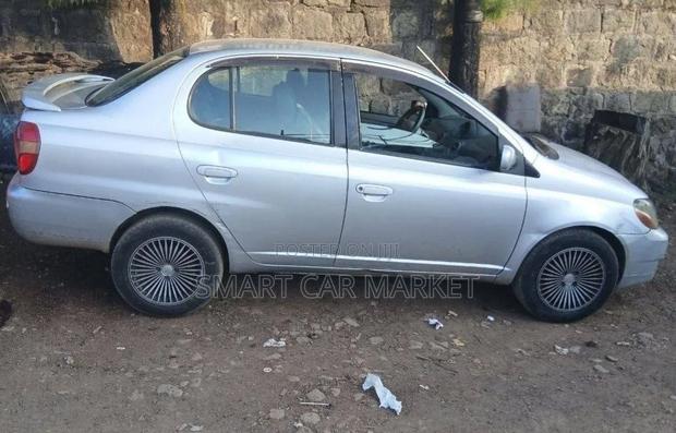 Toyota Platz 2001 Gold