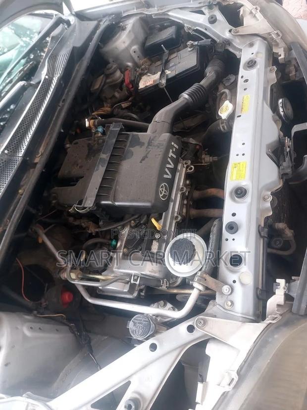 Toyota Platz 2001 Gold