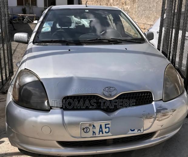 Toyota Vitz 2000 Silver
