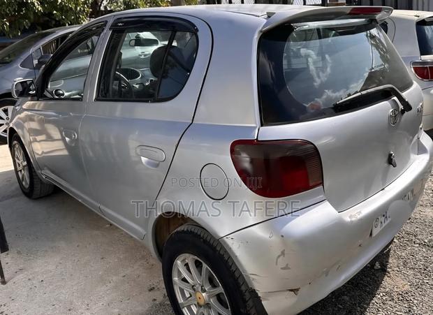 Toyota Vitz 2000 Silver
