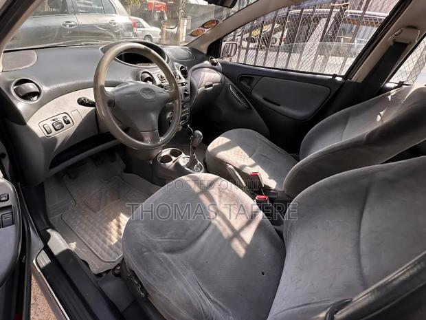 Toyota Vitz 2000 Silver