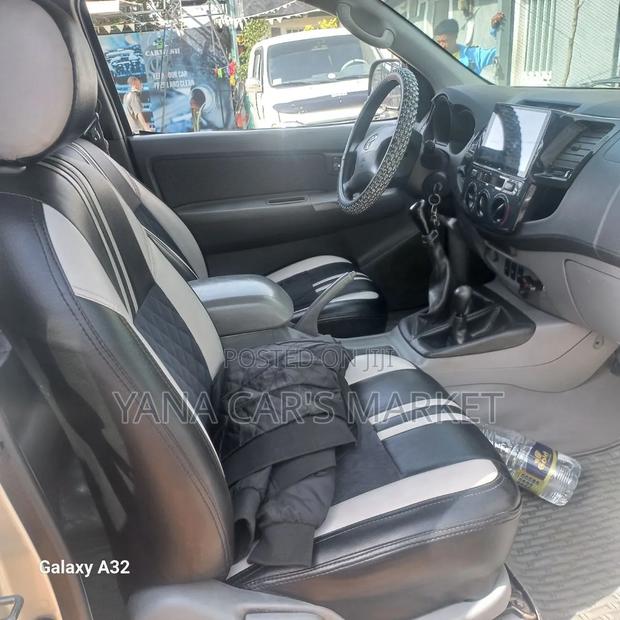 Toyota Hilux 2010 Silver