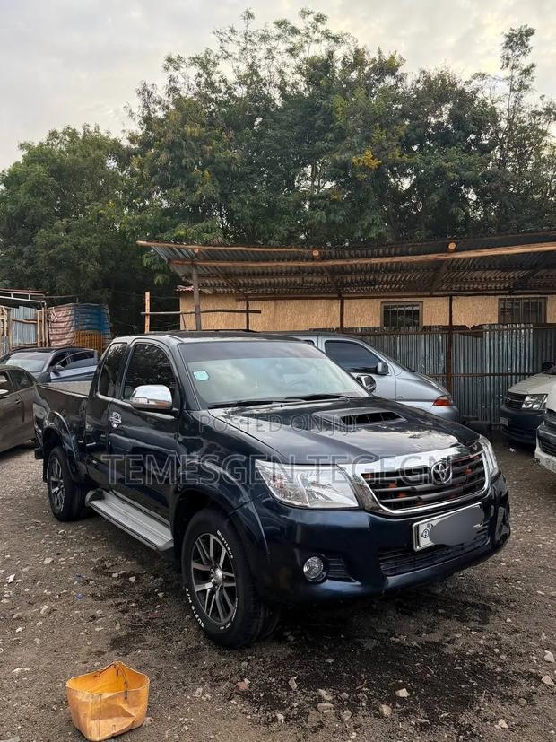 Toyota Hilux 2013 Black