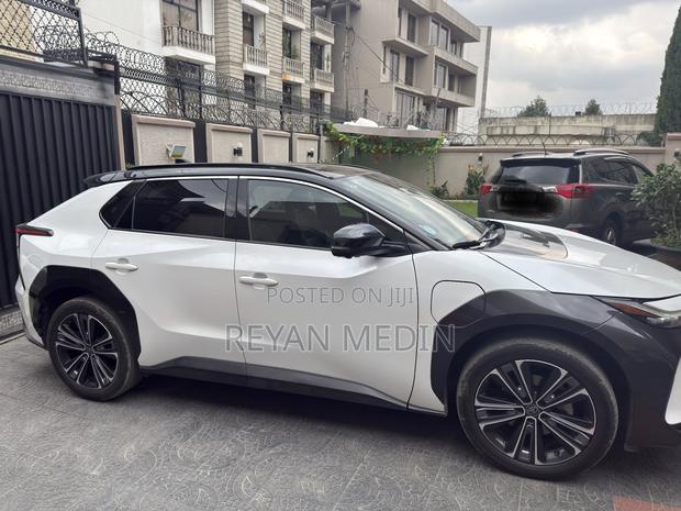 Toyota bZ4X 71.4 kWh AWD 2023 White